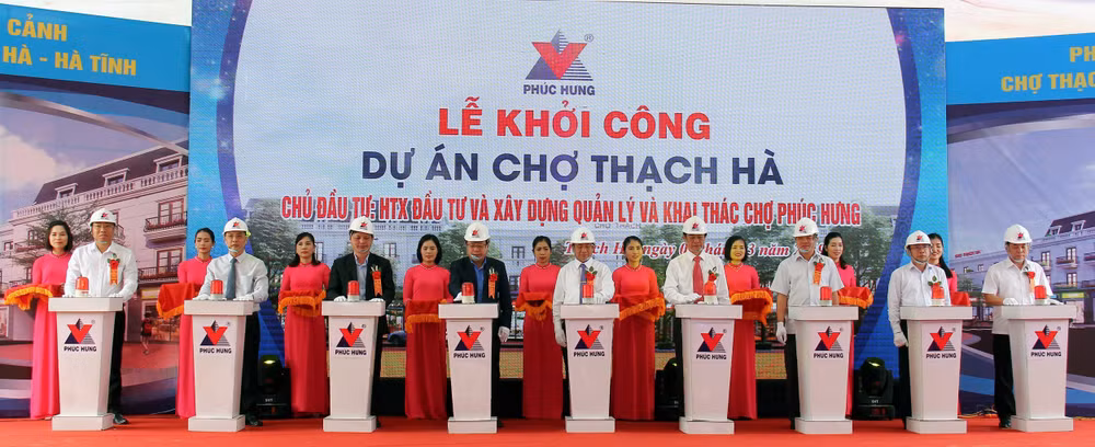 Lãnh đạo tỉnh Hà Tĩnh cùng đại diện các sở, ngành, chủ đầu tư bấm nút khởi động dự án.