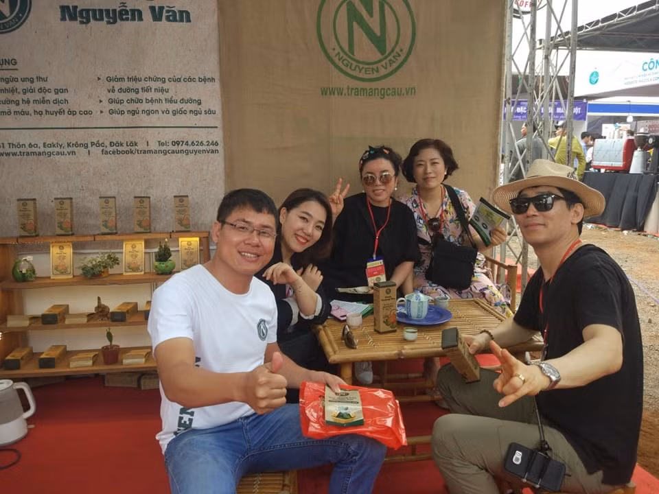 Nhiều du khách đến từ Hàn Quốc tỏ ra thích thú với sản phẩm Trà mãng cầu Nguyễn Văn.