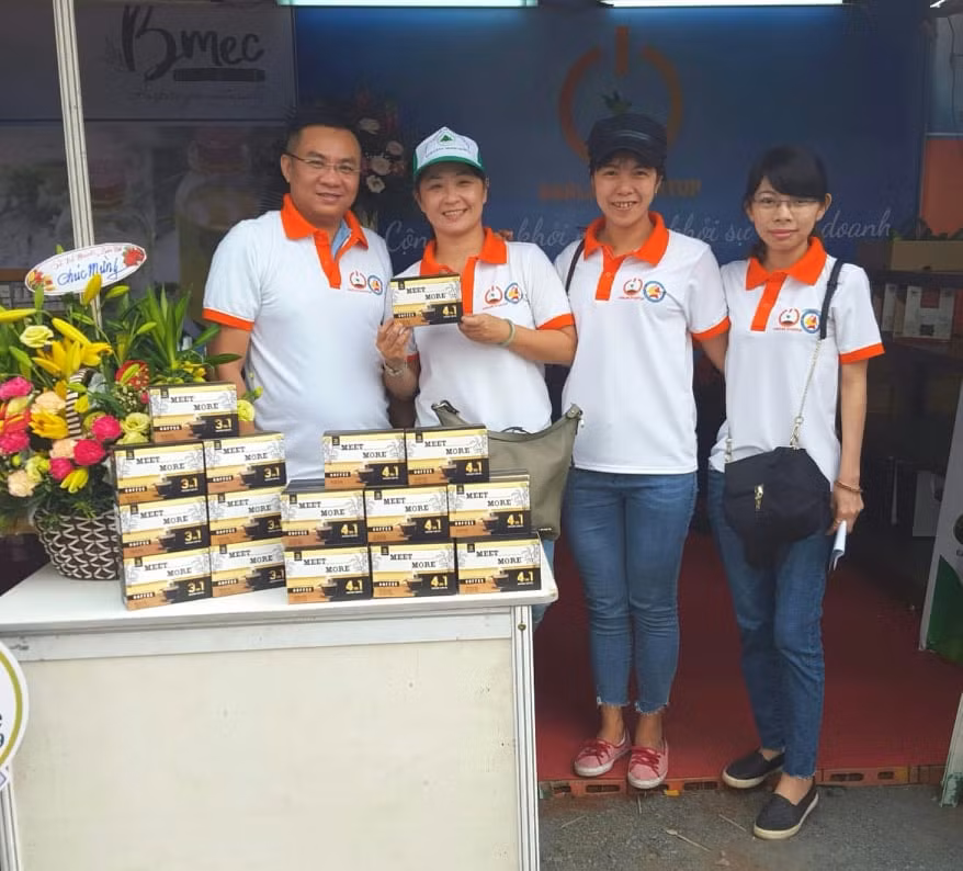 Ông Nguyễn Ngọc Luận (trái) giới thiệu về cà phê của mình với các cán bộ Sở Kế hoạch & Đầu tư tỉnh Đắk Lắk