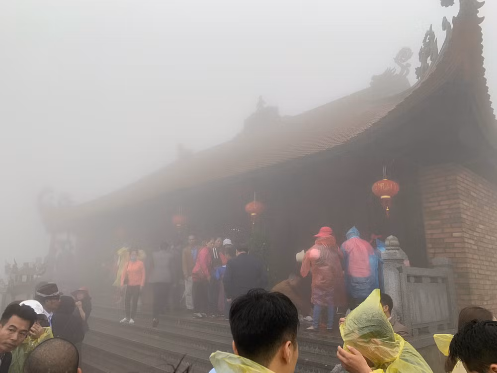 Du khách đến chiêm bái ở chùa Thượng thuộc khu di tích Tây Yên Tử. Ảnh: Hữu Phương