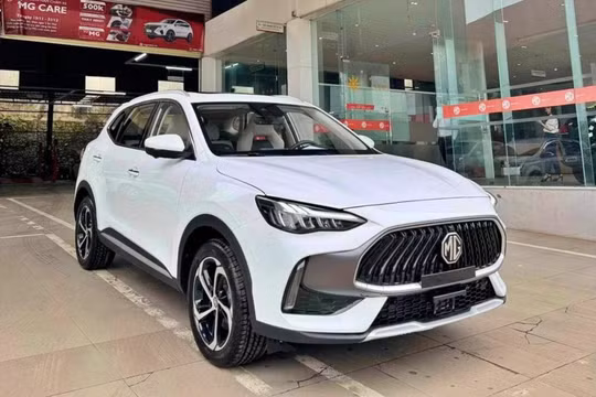 Xe gầm cao cỡ C đua giảm giá, khách mua tiết kiệm hàng trăm triệu đồng