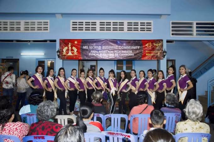 Các thí sinh của cuộc thi Hoa hậu Cộng đồng Doanh nhân Thế giới 2020 tham gia trao quà tại Cambodia.