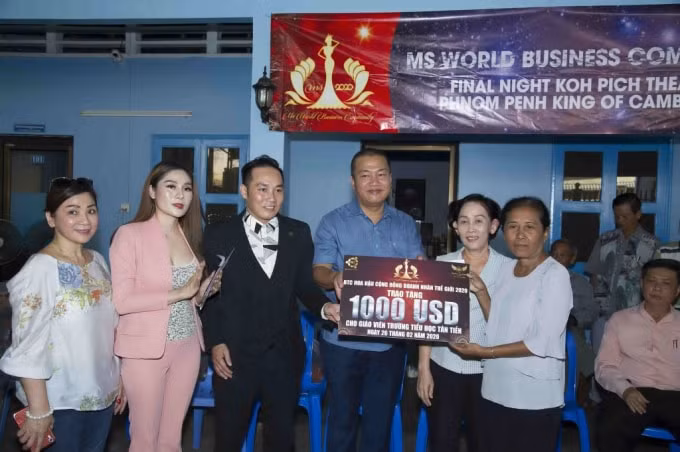 Ban tổ chức chương trình trao tặng 1.000 USD cho Trường tiểu học Samaky Tân Tiến tại Campuchia.
