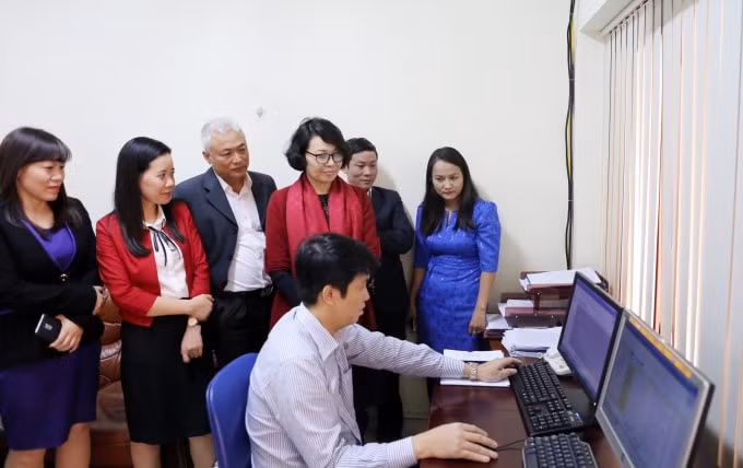 Tổng Giám đốc Nguyễn Thị Minh kiểm tra vận hành hệ thống “một cửa điện tử tập trung” tháng 01/2017.
