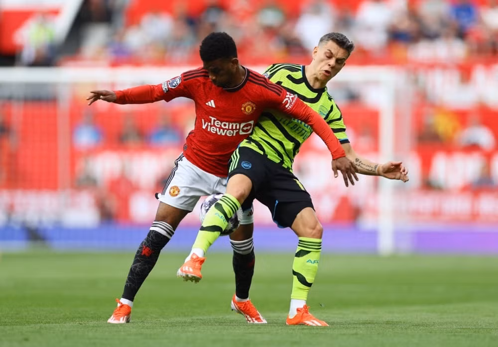 ha man utd arsenal doi lai ngoi dau bang xep hang ngoai hang anh hinh 1