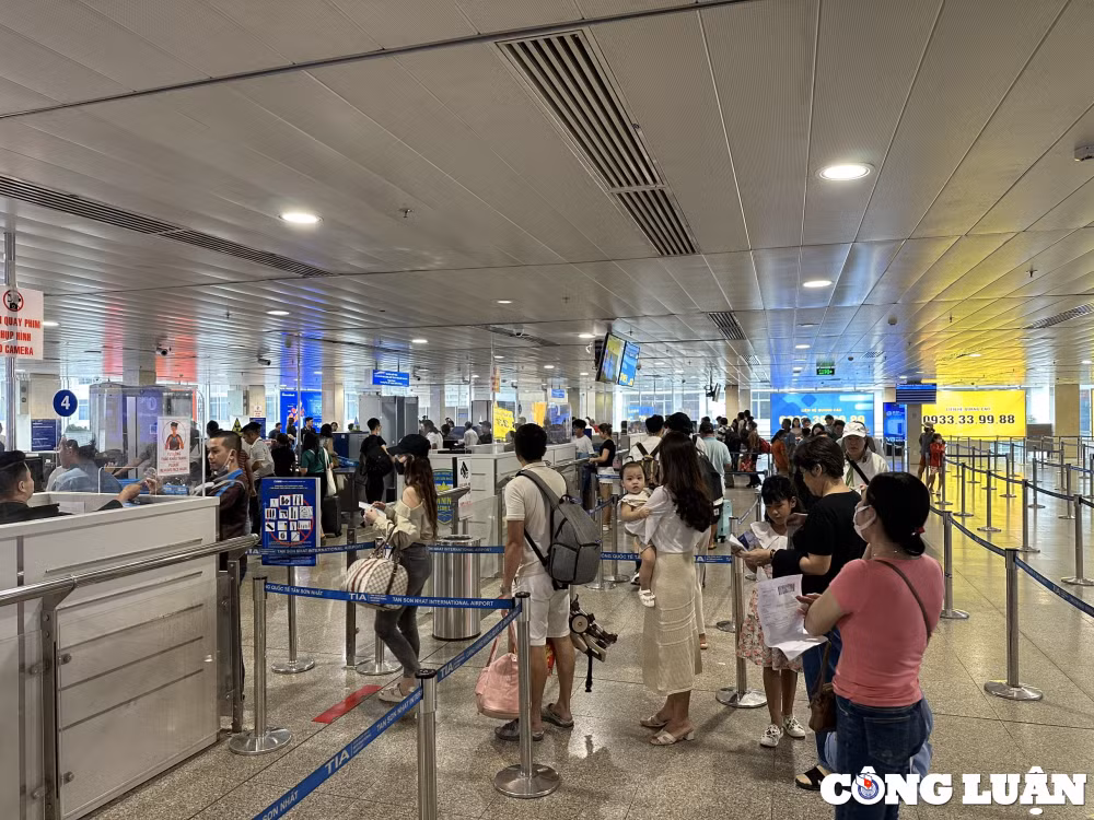 san bay tan son nhat cham hang loat chuyen bay do tran mua lon nhat tu dau nam hinh 1