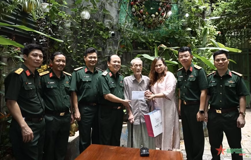 doan can bo bao quan doi nhan dan tri an cac nha bao lao thanh hinh 1