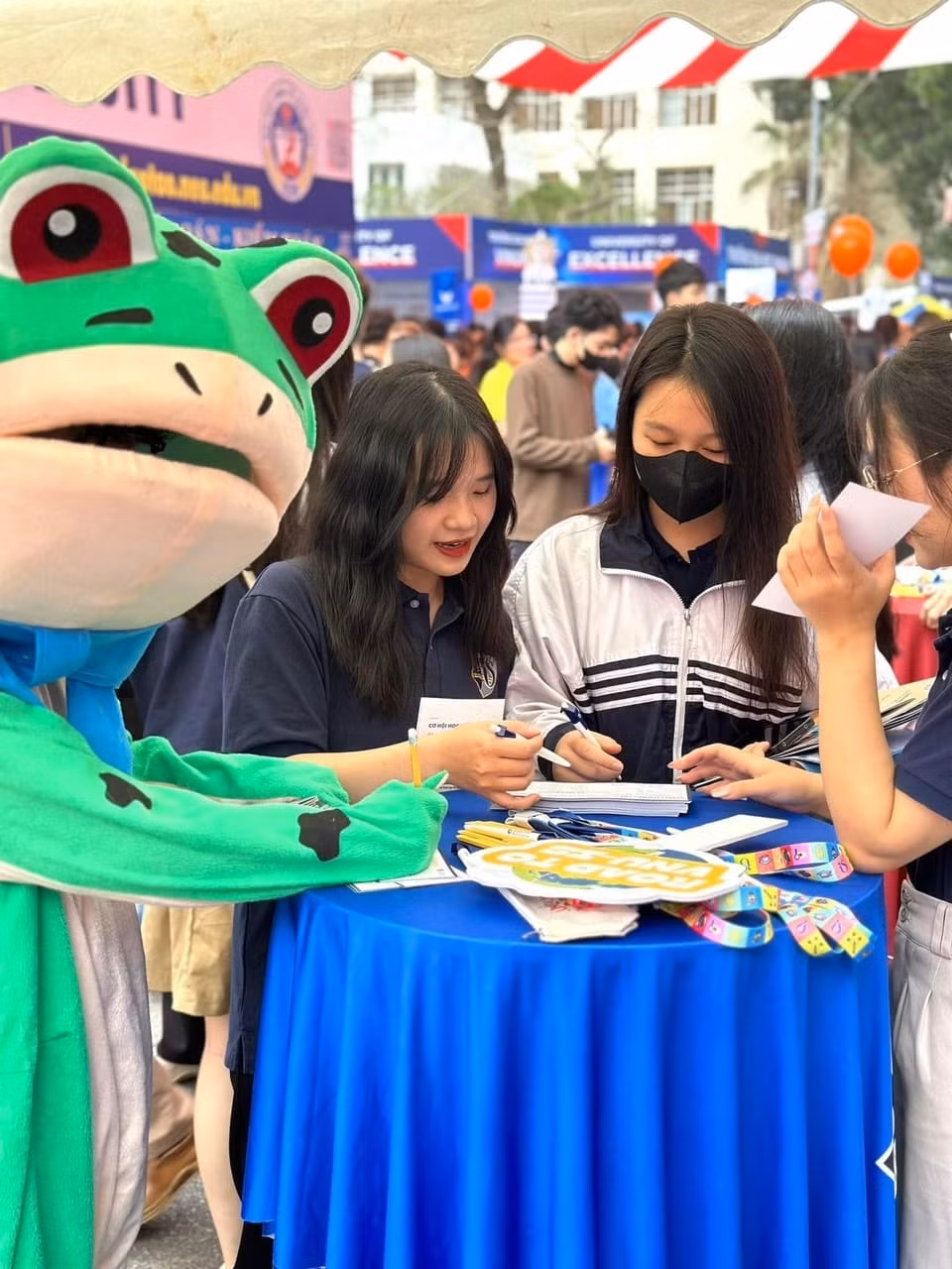 quan ly cac hoat dong thichung chi tieng anh quoc te cang quan cang roi hinh 2