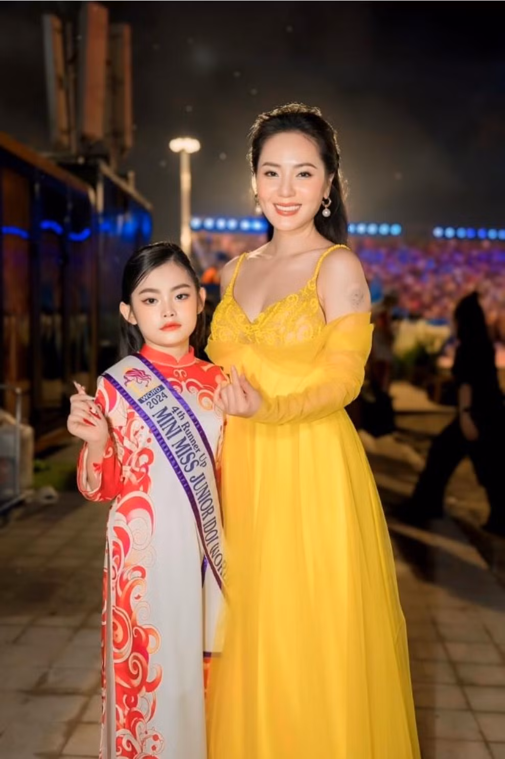 hoa hau nhi quoc te hieu anh va a hau nhi quoc te bao linh long lay tren san khau le hoi hoa phuong do hai phong hinh 13