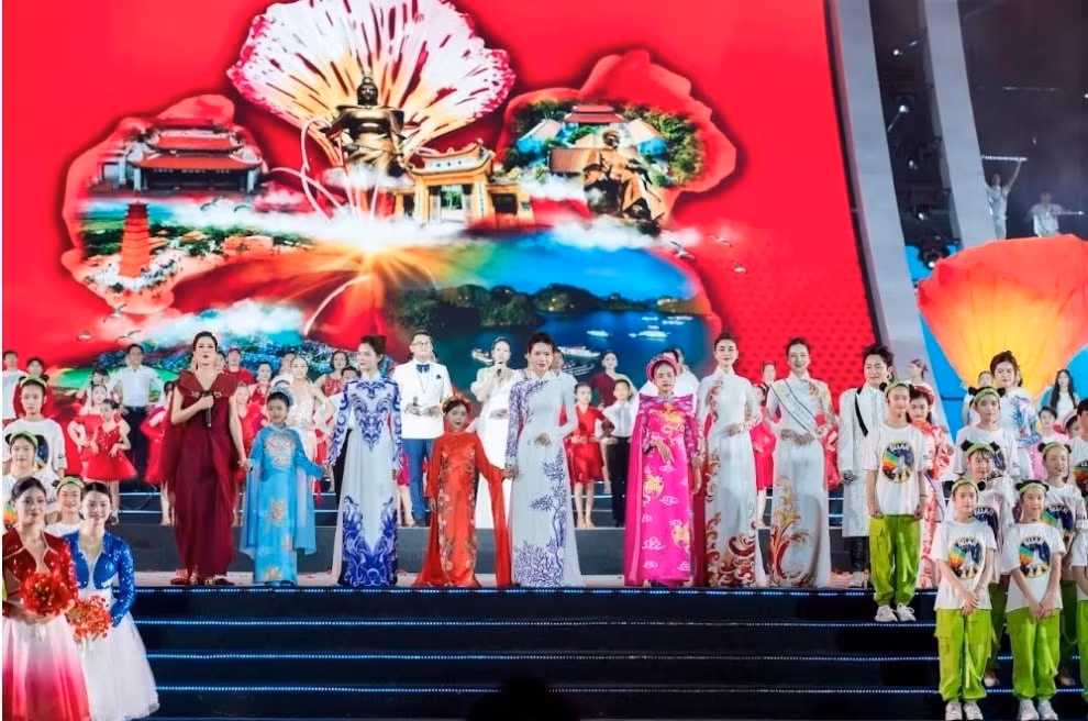 hoa hau nhi quoc te hieu anh va a hau nhi quoc te bao linh long lay tren san khau le hoi hoa phuong do hai phong hinh 7