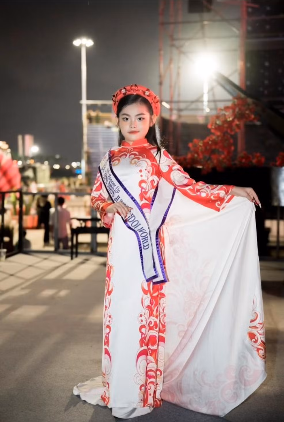 hoa hau nhi quoc te hieu anh va a hau nhi quoc te bao linh long lay tren san khau le hoi hoa phuong do hai phong hinh 4