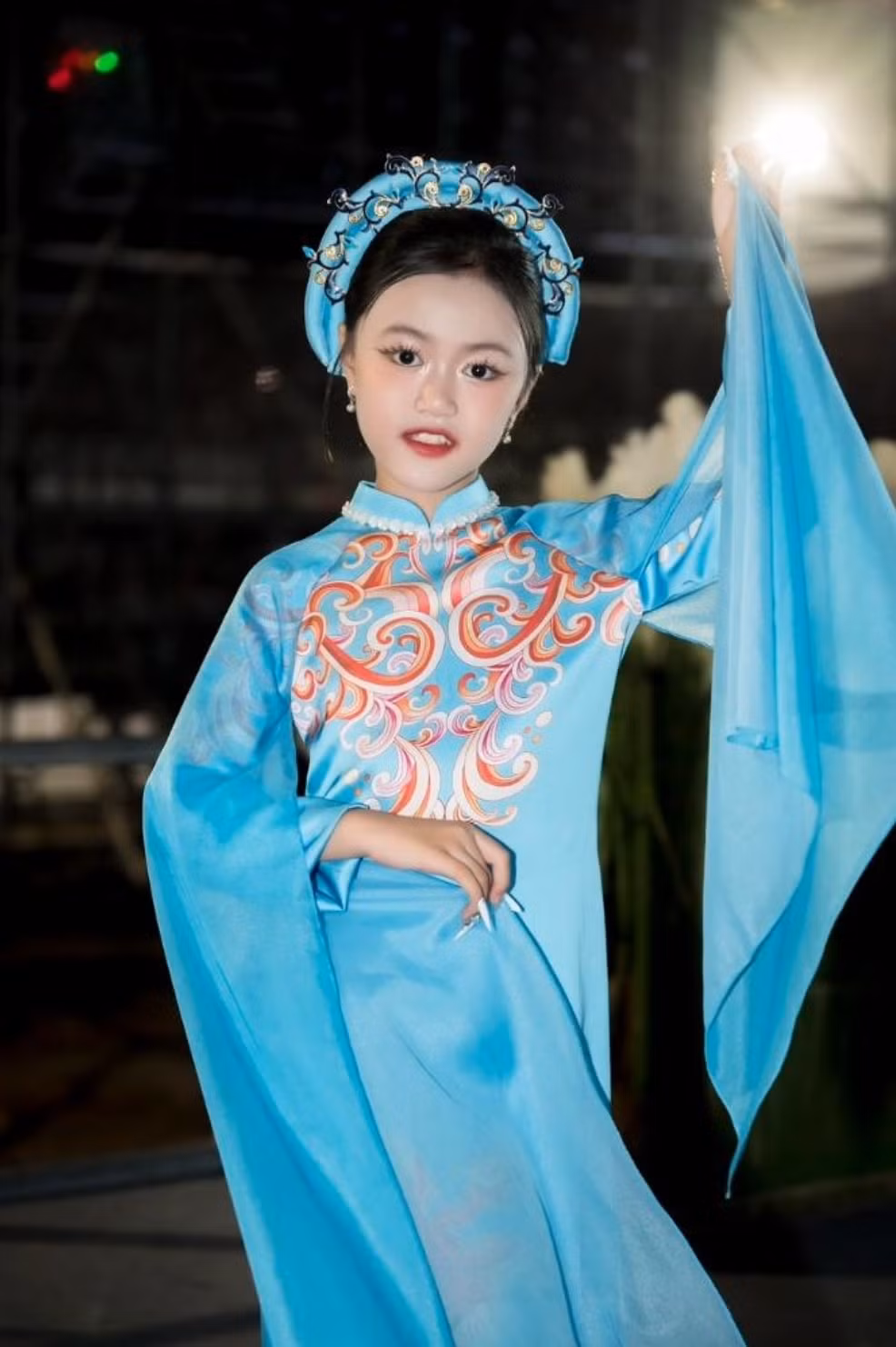 hoa hau nhi quoc te hieu anh va a hau nhi quoc te bao linh long lay tren san khau le hoi hoa phuong do hai phong hinh 10
