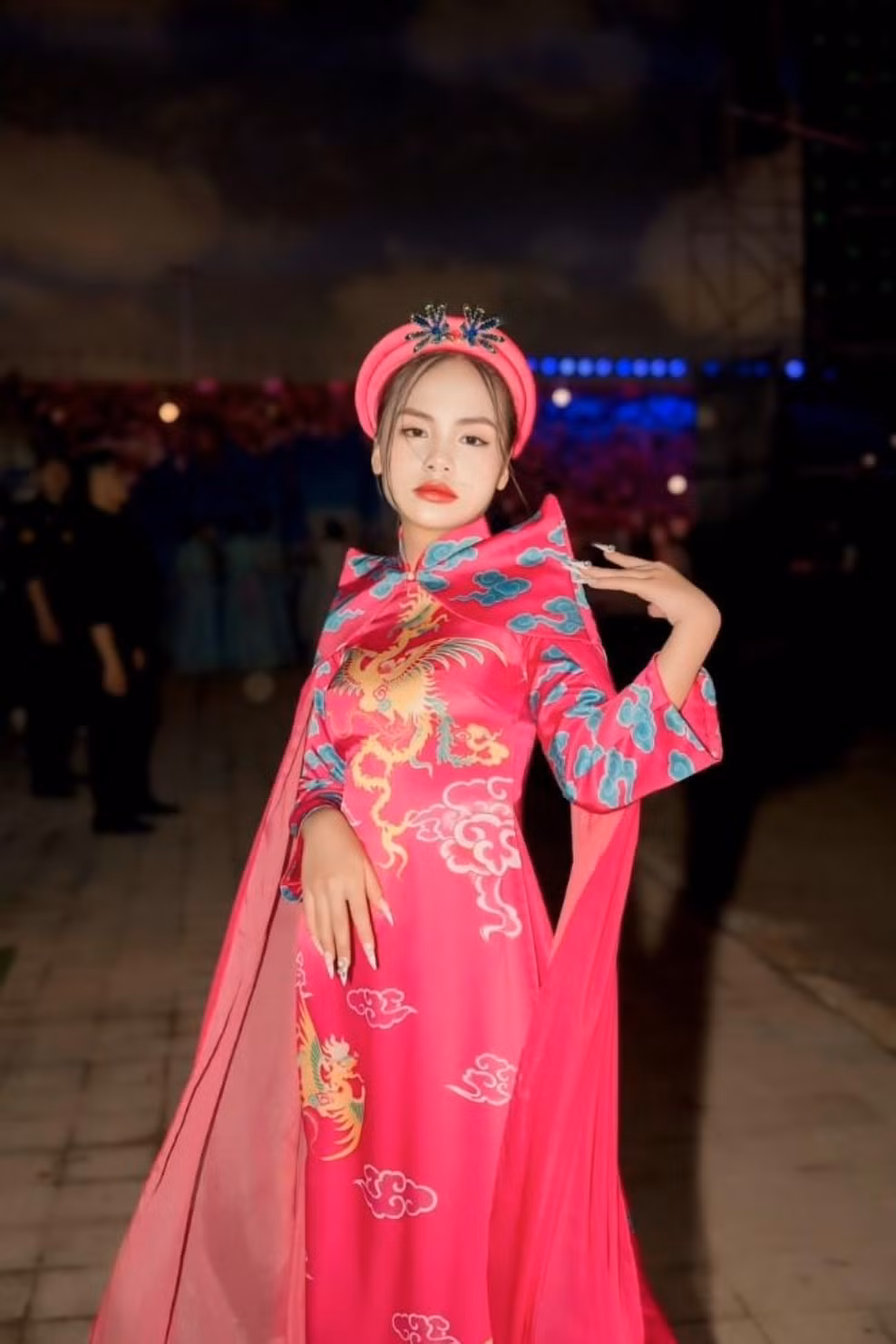 hoa hau nhi quoc te hieu anh va a hau nhi quoc te bao linh long lay tren san khau le hoi hoa phuong do hai phong hinh 3