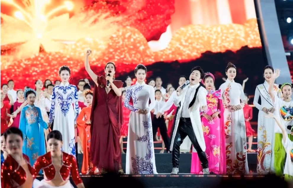 hoa hau nhi quoc te hieu anh va a hau nhi quoc te bao linh long lay tren san khau le hoi hoa phuong do hai phong hinh 2