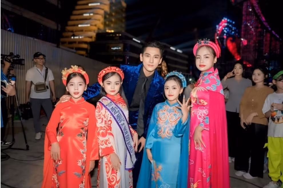 hoa hau nhi quoc te hieu anh va a hau nhi quoc te bao linh long lay tren san khau le hoi hoa phuong do hai phong hinh 5