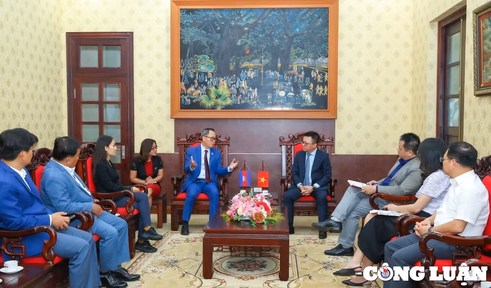 tong bien tap bao nhan dan le quoc minh tiep doan cong tac cau lac bo cac nha bao campuchia hinh 1