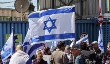 nguoi bieu tinh israel chan doan xe nhan dao toi gaza nem bo do vien tro ra duong hinh 1