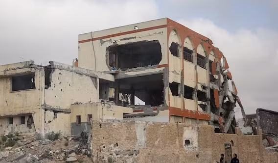 tre em gaza van co gang hoc tap trong bom dan va du cac ngoi truong da bi pha huy hinh 1