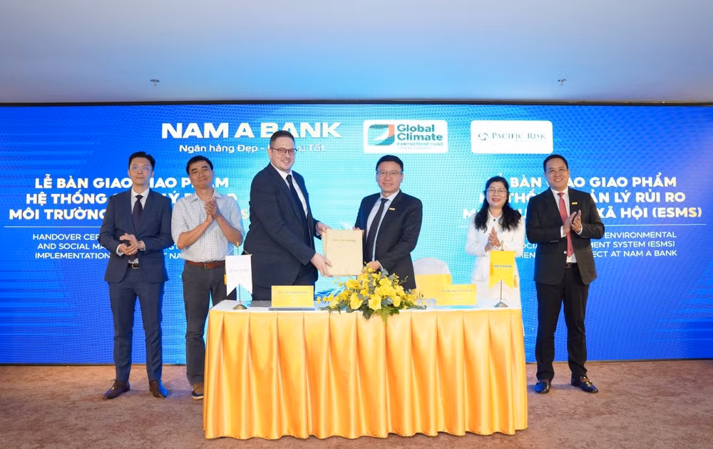 nam a bank va pra ky nhan ban giao giao pham he thong quan ly rui ro moi truong va xa hoi esms hinh 1