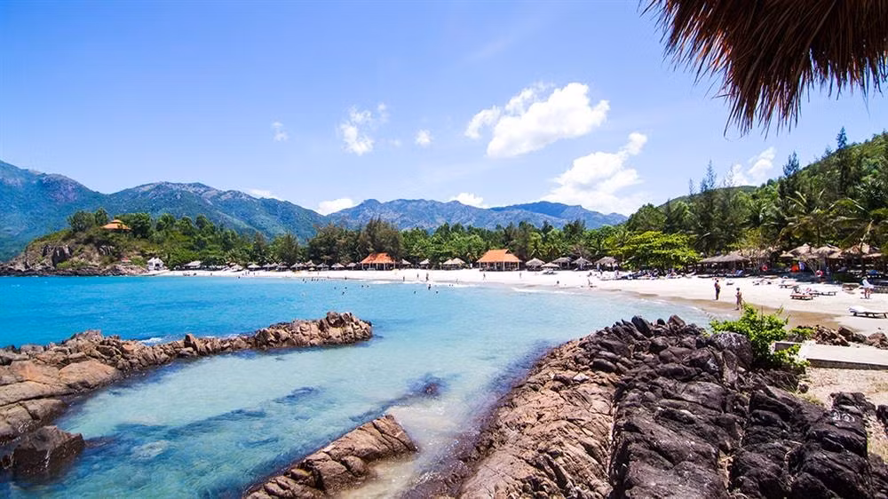 khanh hoa de xuat tai thu phi tham quan vinh nha trang hinh 1