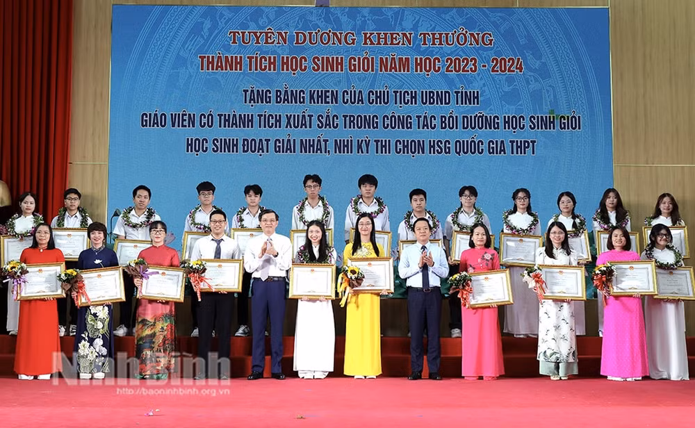 ninh binh tuyen duong khen thuong hoc sinh gioi va giao vien tieu bieu nam hoc 2023 2024 hinh 1