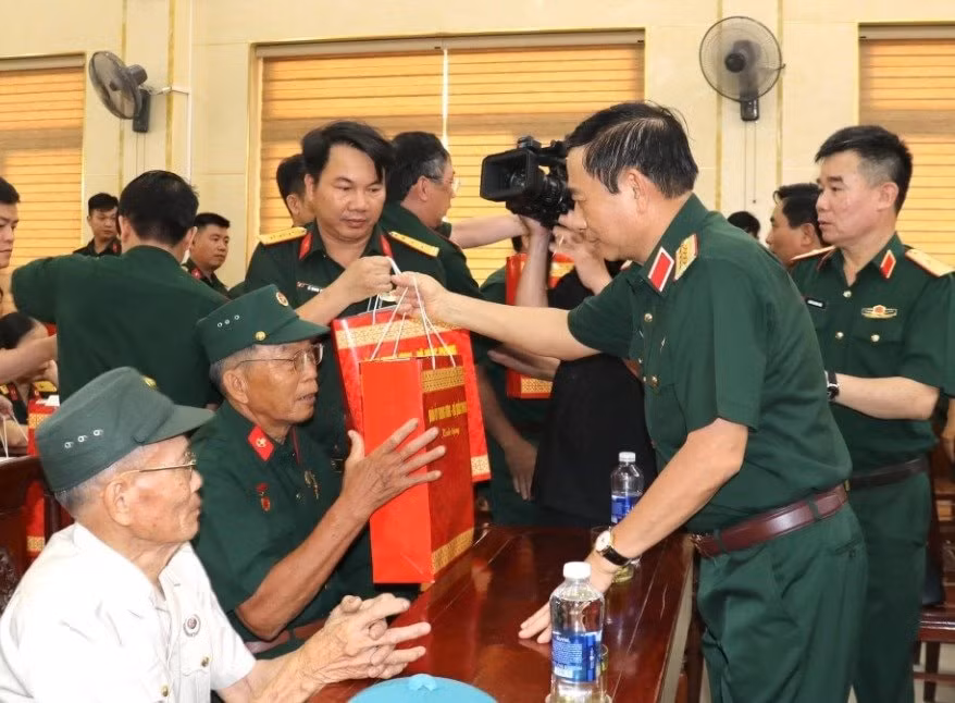 dai tuong phan van giang tham tang qua gia dinh chinh sach tai quang tri hinh 1