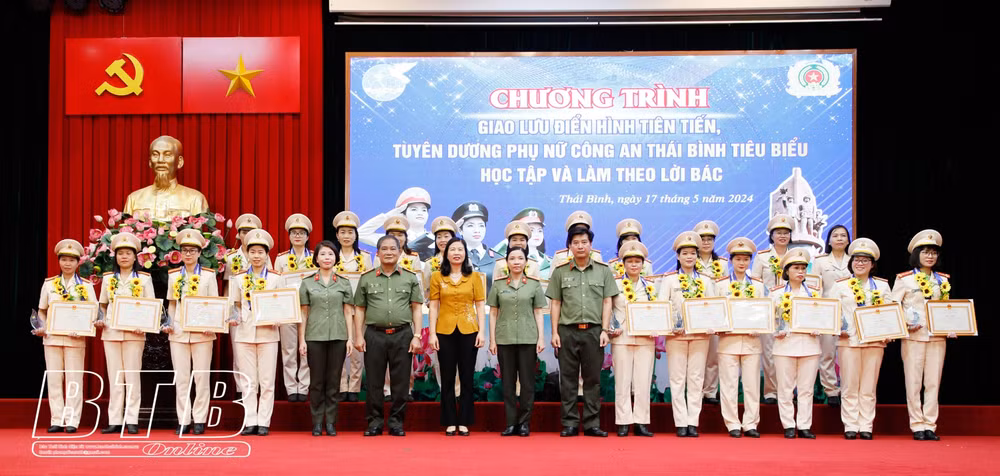 phu nu cong an tinh thai binh tich cuc hoc tap va lam theo loi bac hinh 1