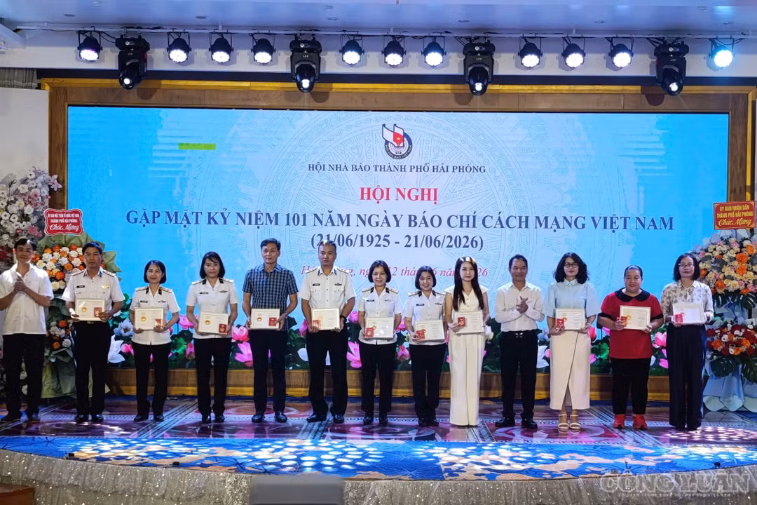 Hội Nhà báo Hải Phòng trao tặng Kỷ niệm chương “Vì sự nghiệp báo chí Việt Nam” cho 22 hội viên tiêu biểu.