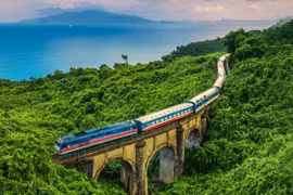 Du lịch đường sắt 'lên ngôi': Tour tàu hỏa ngắm đèo Hải Vân cháy vé dịp cao điểm
