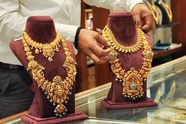 Giá vàng thế giới chuẩn bị cho một ngày thứ Hai đầy biến động sau các cuộc tấn công của Mỹ và Israel vào Iran
