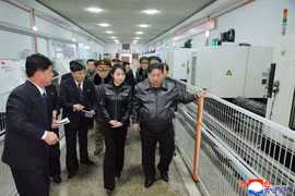 Con gái ông Kim Jong Un tập bắn súng ngắn