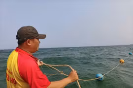 Trước mùa du lịch, bãi biển Mỹ Khê khoanh vùng an toàn tắm biển