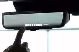 Gương chiếu hậu trên xe có một nút bấm mà nhiều người vẫn bỏ quên