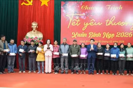Phó Chủ tịch Quốc hội Nguyễn Thị Thanh tặng quà Tết tại Ninh Bình
