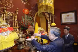 Tổng Bí thư dâng hương tại Khu Di tích Hoàng Thành Thăng Long