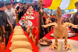 Về Bắc Ninh xem người dân Nghi Khúc 'so tài' luộc gà, đồ xôi đầu xuân