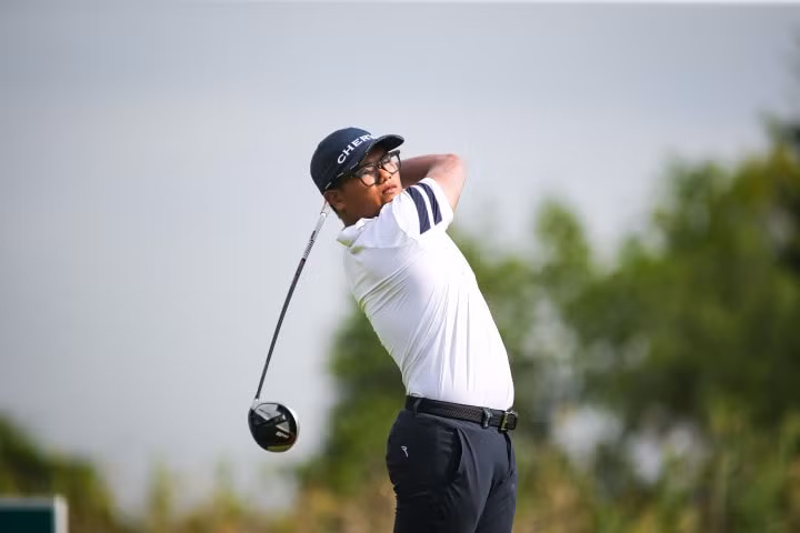 hai golfer quang tri va nhat long thi dau xuat sac trong ngay thu 2 cup t99 hinh 3