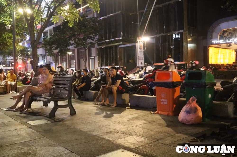 duong sa tp hcm ket cung pho di bo nguyen hue day rac sau le hoi halloween hinh 8
