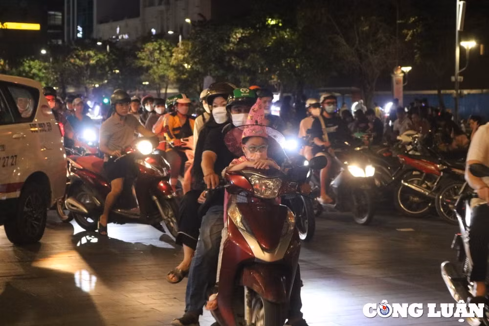 duong sa tp hcm ket cung pho di bo nguyen hue day rac sau le hoi halloween hinh 14