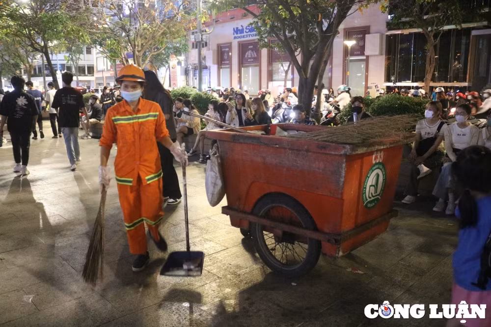 duong sa tp hcm ket cung pho di bo nguyen hue day rac sau le hoi halloween hinh 4