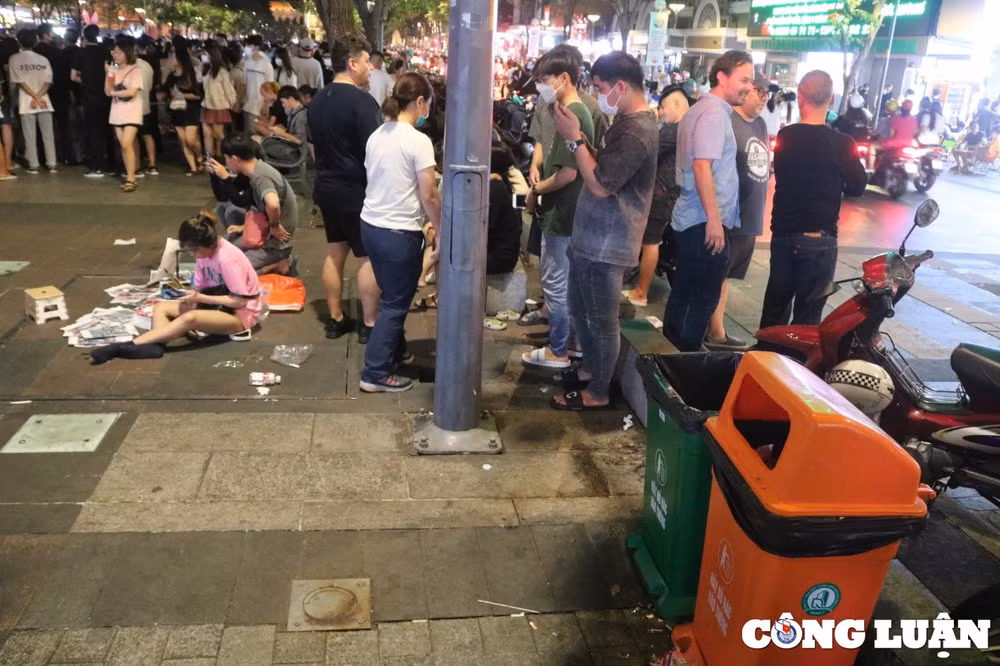 duong sa tp hcm ket cung pho di bo nguyen hue day rac sau le hoi halloween hinh 6