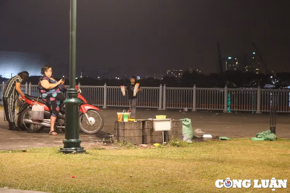 duong sa tp hcm ket cung pho di bo nguyen hue day rac sau le hoi halloween hinh 10