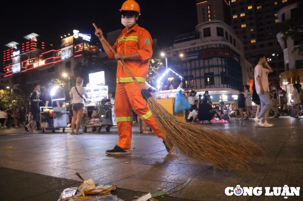 duong sa tp hcm ket cung pho di bo nguyen hue day rac sau le hoi halloween hinh 3