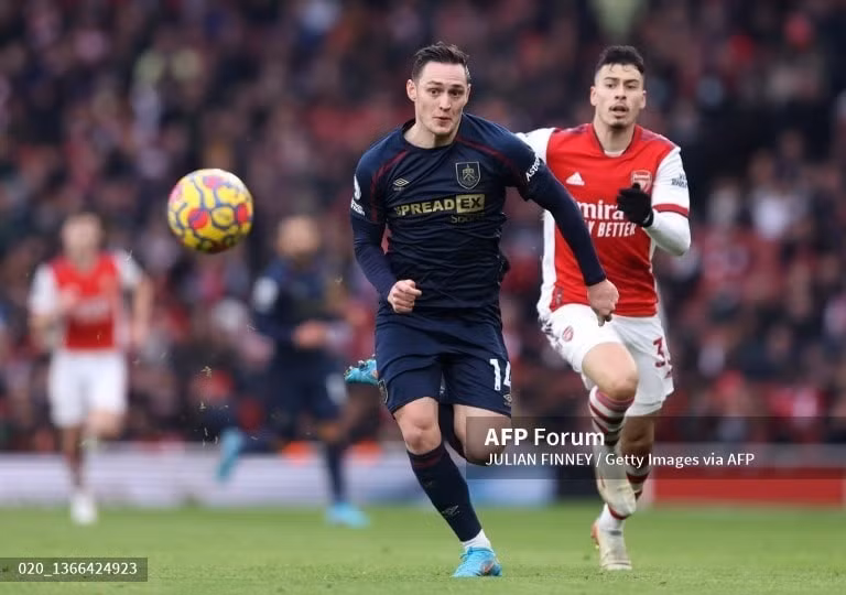 thi dau be tac truoc burnley arsenal khong the soan ngoi man utd hinh 1