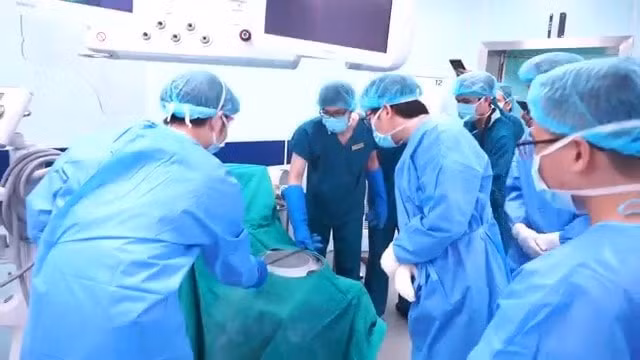 vinmec ap dung thanh cong ky thuat ghep xuong tu than cho benh nhan ung thu xuong hinh 3