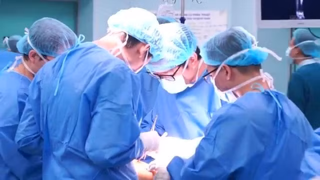 vinmec ap dung thanh cong ky thuat ghep xuong tu than cho benh nhan ung thu xuong hinh 1