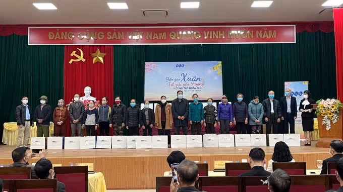 tap doan flc trao tang hang ngan suat qua tet tai vinh thinh hinh 1