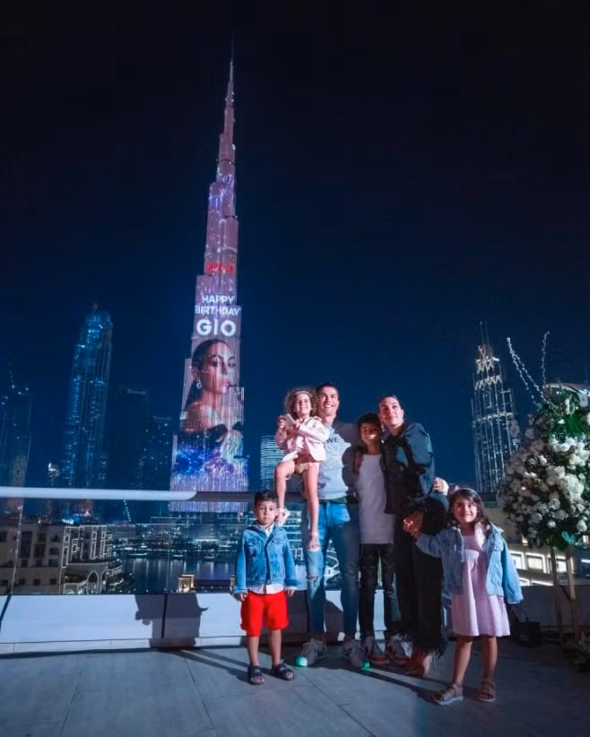 cristiano ronaldo choi lon thap sang thap dubai mung sinh nhat ban gai hinh 5