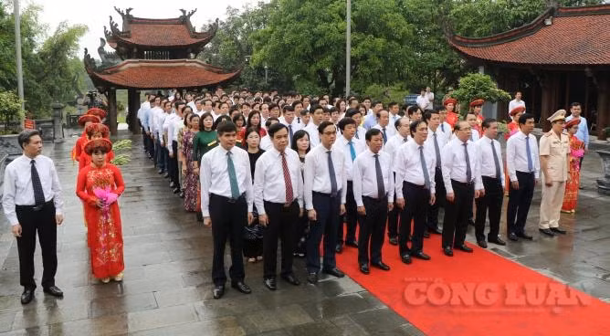 Đoàn đại biểu của tỉnh Phú Thọ có mặt tại Đền Quốc Tổ Lạc Long Quân để dâng hương tưởng niệm.