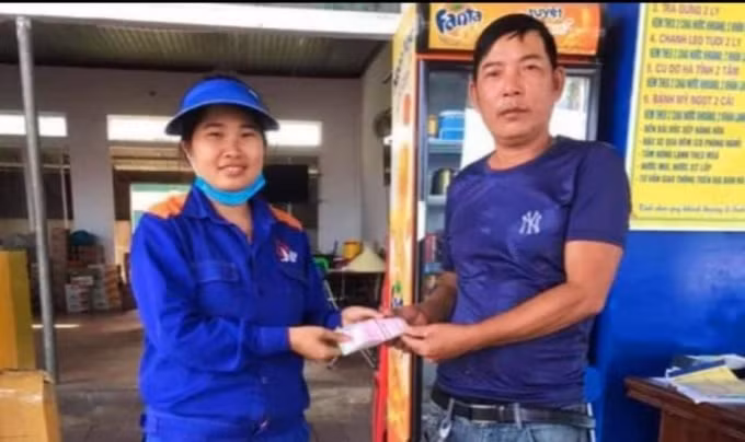 Chị Trần Thị Phương trao trả tài sản cho khách hàng đánh rơi.